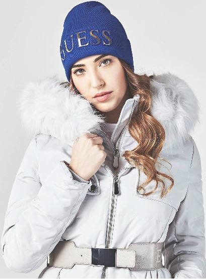 Zdroj: https://www.guess.eu/fr/catalog/view/femme/accessoires/chapeaux/bonnet-logo-en-bas/w84z47z26i0
